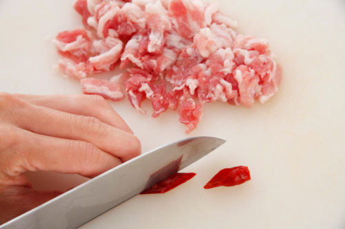 豚肉は2～3cm幅に切る。赤唐辛子はヘタと種を取り、2～3等分に斜めに切る。 