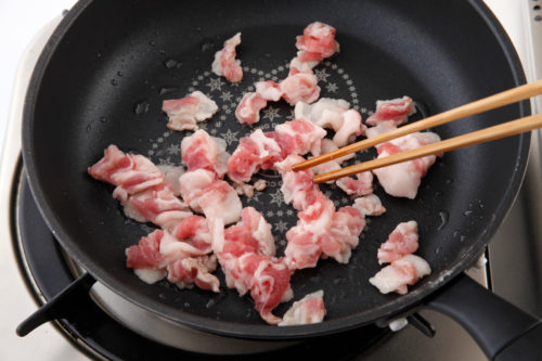 フライパンにサラダ油を熱して肉を入れてほぐすように炒める。 