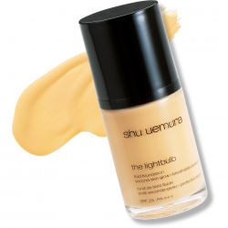 滑らかにカバーしながら素肌のような軽やかさ
ザ・ライトバル ブ フルイド SPF25・PA+++ 30ml 全13 色 各¥5,200 /シュウ ウエムラ