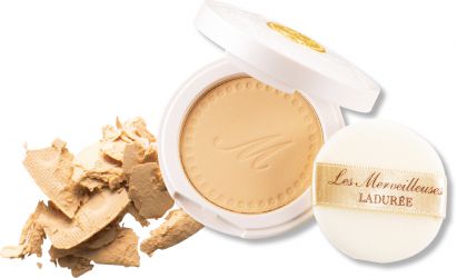 内側から光がにじむ繊細な透明肌にクギヅケ
パウダー ファンデーション SPF30・PA++ 全3色 各¥4,000(セット価格)/レ・メルヴェイユー ズ ラデュレ