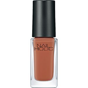 軽いタッチで滑らかにのび広がる。落ち着いたブラウン。<br>ネイルホリックBR308¥300(編集部調べ)/コーセーコスメニエンス