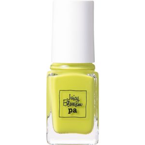 サクラエッセンスを配合し、ツヤやかな指先に。<br>paネイルカラー プレミア paジューシーブロッサム gpa10 ¥380/Dear Laura(限定)