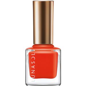 フレッシュな発色とジューシーな質感で指先を彩る。<br>ルナソルネイルフィニッシュN EX84¥1,500/カネボウ化粧品(限定)