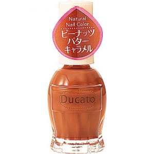 ラメ・パールなしのツヤタイプ。秋にぴったりの落ち着きカラー。<br>
デュカート ナチュラルネイルカラー N 106 ピーナッツバターキャラメル¥600/シャンティ