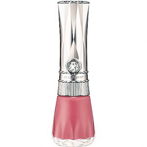 美しく発色して、ぷっくりツヤツヤのキュートな指先に。<br>
ジルスチュアート ネイルラッカー111¥1,500/ジルスチュアート ビューティー