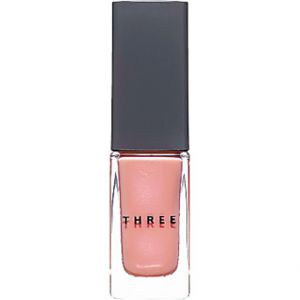 レッドパールで優雅な指先に。肌になじみ、手元を美しく見せる。<br>
THREE ネイルポリッシュ 98(11/13発売)/THREE