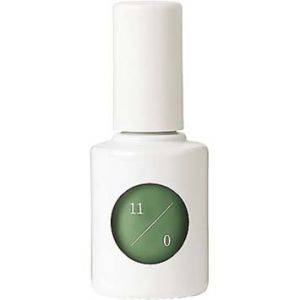 ひと塗りで透明感のある仕上がりに。爪を労わる美容液成分を配合。<br />
uka カラーベースコート ゼロ 11/0¥2,000/uka Tokyo head office