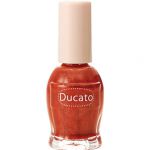 偏光ラメと偏光パールの輝きで魅了。秋にぴったりの深み色は目立ち度大。デュカート ナチュラルネイルカラー N122¥600/シャンティ(限定)